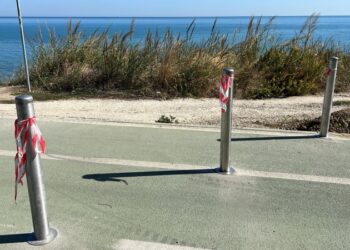 A Casarza installati paletti sulla Via Verde, il Comune li rimuove