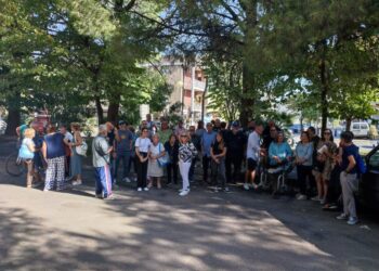 Parcheggio “Due Pini”, la protesta dei nastri rossi: «No all’albericidio»