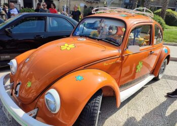 Tirate a lucido e perfettamente funzionanti: in piazza le auto d’epoca