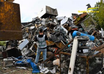 Cumuli di rifiuti non autorizzati alti anche 3 metri, denunciato imprenditore