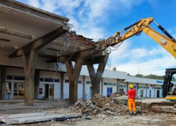 La nuova stazione ferroviaria prende forma, via la “storica” pensilina in cemento armato