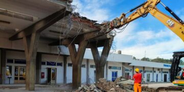 La nuova stazione ferroviaria prende forma, via la “storica” pensilina in cemento armato