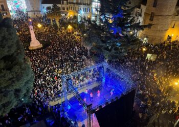 In piazza si balla fino a notte fonda, fuochi d’artificio sul mare. Ma le feste non sono finite