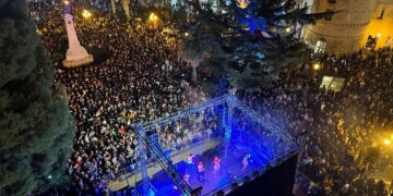 In piazza si balla fino a notte fonda, fuochi d’artificio sul mare. Ma le feste non sono finite