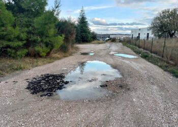 Senza luci, senza asfalto e “senza proprietari”: a San Salvo la “strada di nessuno” è un incubo