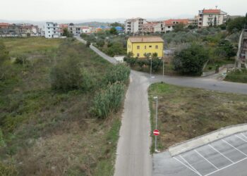 «Strada percorsa contromano come scorciatoia, pericolo per i residenti»