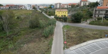 «Strada percorsa contromano come scorciatoia, pericolo per i residenti»