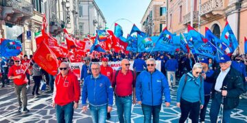 Sciopero generale, Cgil e Uil d’Abruzzo e Molise manifestano a Lanciano: «Siamo in 3mila»
