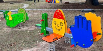 Taglio di nastro per i nuovi giochi inclusivi alla villa comunale di Scerni