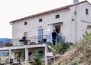 Donna di 66 anni trovata morta in casa uccisa a coltellate