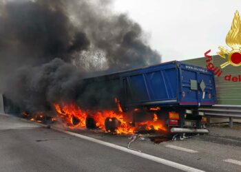 Mezzo pesante in fiamme in A14 tra Vasto Nord e Vasto Sud, incendio spento dai vigili del fuoco