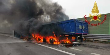 Mezzo pesante in fiamme in A14 tra Vasto Nord e Vasto Sud, incendio spento dai vigili del fuoco