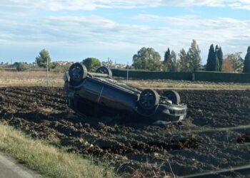 Contrada Defenza, auto si ribalta sulla provinciale