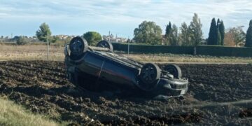Contrada Defenza, auto si ribalta sulla provinciale