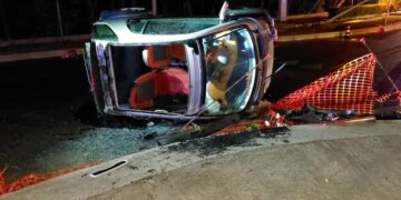 Auto si ribalta alla nuova rotatoria tra SS16 e stazione ferroviaria, 26enne ferita