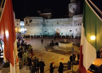 Ombrelli e gomitoli rossi per dire no alla violenza sulle donne: «Una goccia nell’oceano»