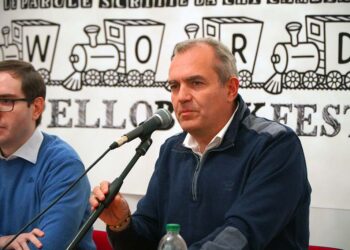 L’invito di De Magistris ai giovani: «Non è vero che sono tutti uguali, vale la pena spendersi»