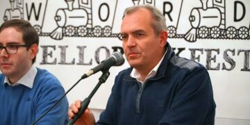 L’invito di De Magistris ai giovani: «Non è vero che sono tutti uguali, vale la pena spendersi»