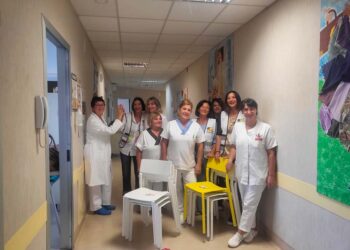 Sedie colorate per il reparto di Pediatria, la donazione di “Un Buco nel Tetto”