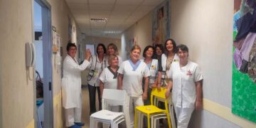 Sedie colorate per il reparto di Pediatria, la donazione di “Un Buco nel Tetto”