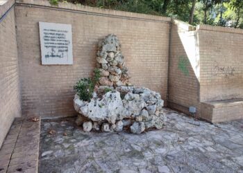 Era un bar, poi una fontana senz’acqua. Ora è un monumento all’abbandono