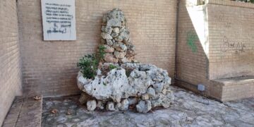 Era un bar, poi una fontana senz’acqua. Ora è un monumento all’abbandono