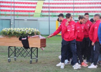 L’ultimo saluto a Massimo Vecchiotti: «Una bandiera che sventolerà per sempre»