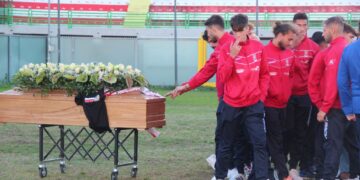 L’ultimo saluto a Massimo Vecchiotti: «Una bandiera che sventolerà per sempre»