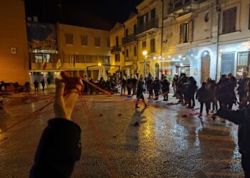Ombrelli e gomitoli rossi per dire no alla violenza sulle donne: «Una goccia nell’oceano»