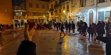 Ombrelli e gomitoli rossi per dire no alla violenza sulle donne: «Una goccia nell’oceano»