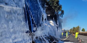 Tir a fuoco sull’A14, pompieri spengono l’incendio. Camion distrutto