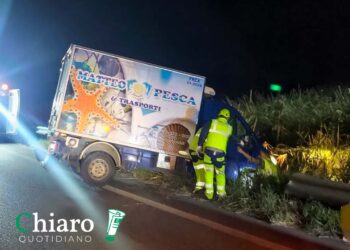 Trignina, furgone frigo si schianta contro il guardrail: conducente in ospedale