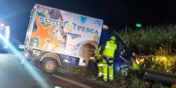 Trignina, furgone frigo si schianta contro il guardrail: conducente in ospedale