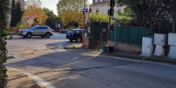 «Dopo 4 anni si ignorano ancora le norme: ogni giorno decine di auto contromano»