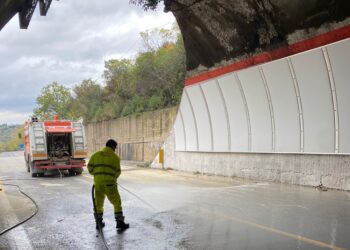 Riaperta la galleria San Giovanni, ancora chiuso il tunnel San Silvestro: deviazione sulla ex SS16