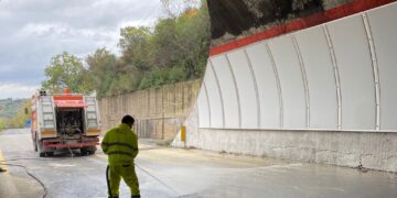 Riaperta la galleria San Giovanni, ancora chiuso il tunnel San Silvestro: deviazione sulla ex SS16
