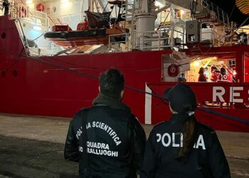 La Ocean Viking arrivata a Ortona con 128 migranti a bordo, 80 restano in Abruzzo