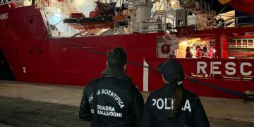 La Ocean Viking arrivata a Ortona con 128 migranti a bordo, 80 restano in Abruzzo
