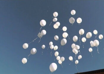 Palloncini bianchi e un lungo applauso salutano la piccola Amalia, «Solo l’amore sconfigge la morte»