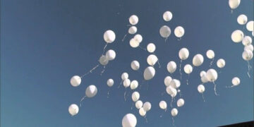 Palloncini bianchi e un lungo applauso salutano la piccola Amalia, «Solo l’amore sconfigge la morte»