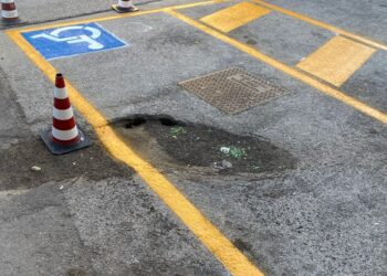 «Parcheggio per disabili disegnato sopra la voragine»