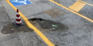 «Parcheggio per disabili disegnato sopra la voragine»
