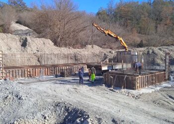 Prendono forma i piloni del nuovo ponte sul Sinello