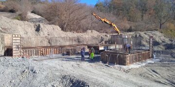 Prendono forma i piloni del nuovo ponte sul Sinello