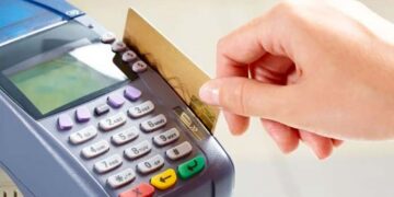 Manovra, prelievi dal pos di negozi e tabaccai per contrastare la chiusura degli sportelli bancari