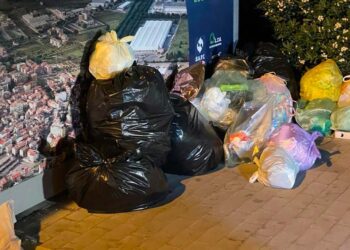 Rifiuti abbandonati anche accanto alle isole ecologiche, Faga: «Partono i primi verbali»