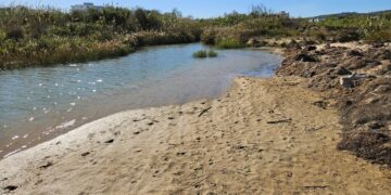 «Rifiuti alla foce del Buonanotte, l’acqua li porterà in mare. Inascoltato il nostro appello»