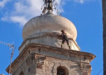 Intervento in alta quota dei vigili del fuoco: messo in sicurezza il campanile di Guilmi