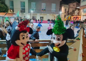 Aperta a San Salvo la pista di pattinaggio su ghiaccio in piazza. Sarà attiva fino all’8 gennaio