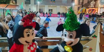 Aperta a San Salvo la pista di pattinaggio su ghiaccio in piazza. Sarà attiva fino all’8 gennaio